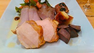 西荻の薫製料理の専門店、甲州ワインとともに