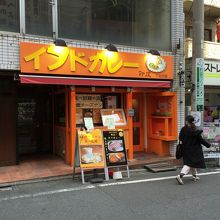 本多劇場のすぐそば。