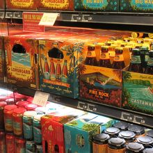 いろいろな商品がならんでいます。