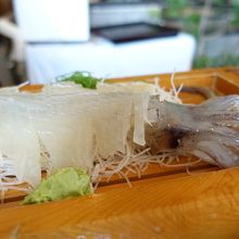 イカ刺し。まだゲソがうねうねしています。