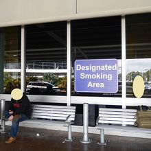 到着階の外側、前後2カ所に喫煙指定場所がありました