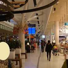 出国時も制限区域内で土産物店の中を歩いてゲートに向かいます