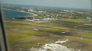 土産物店の中を歩き回るようになっています