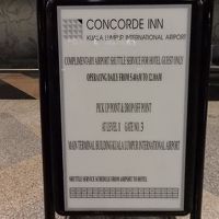 KLIA1のゲート３にあるシャトルバスの案内