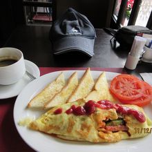 スパニッシュオムレツとカプチーノ