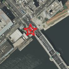 勝鬨橋之記の碑の場所を航空写真で見ています。晴海通り沿いです