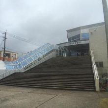 階段を上り２階から入ります。