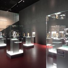 手前はユーロ、後ろはＷＣのトロフィ