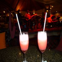 ロビーホールのｂａｒで夜間のバンドの演奏