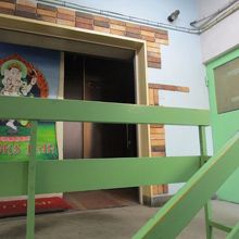 階段を上ったところにあります