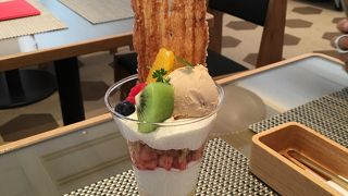 インパクトがあるパフェが食べられます。