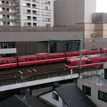 京急電車がそばに。