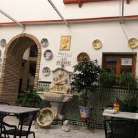 この共有のパティオを通って各部屋に行くようになっています。