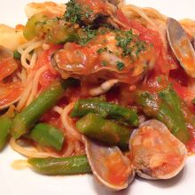 牡蠣とアサリとアスパラガスのボンゴレロッソ