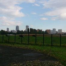 正面に見えているのが現在の観光客向けのポプラ並木