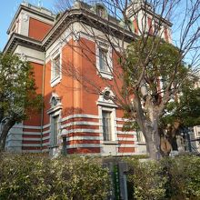 大阪市中央公会堂の横手にあります