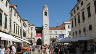 プラツァ通りの突き当りにあるルジャ広場