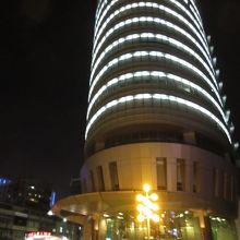 南京東路駅方面から来ると目印になるビルで、このビルの地下です