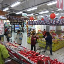 エスカレ−タで地下２階の店内へ