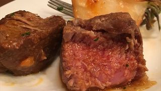 おすすめは、この子羊背肉のロースト・ジュ・ド・アニューですね。