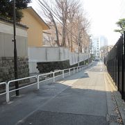 靖国神社沿いの坂道です