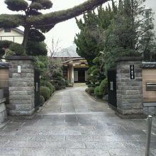 戒行寺の入口です。立派な門構えです。奥に本殿が見えます。