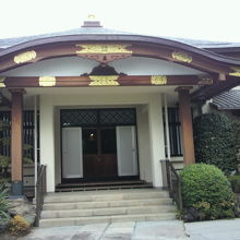 戒行寺の本殿です。参道から入ってすぐの場所にあります。