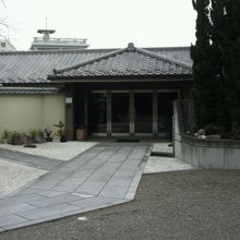 戒行寺の本殿の横には、別の建物があります。右側にあります。