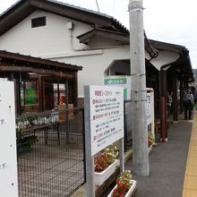 明智駅のホームです。改札口まで歩きます。