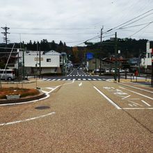 明智駅前、正面の「八王子神社に「光秀公手植えの楓」があります