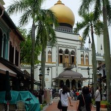 スルタン・モスクとヤシの木がエキゾチックな歩行者専用道です。