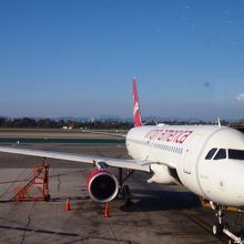 白い機体に赤いVirginの文字が映える、最新機材!