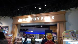 お店の中にサーキット場がありました