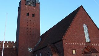 港と街を見下ろせる場所。