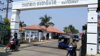 サワンナケートの巨大市場