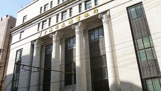 南京東路のすぐ南側を平行して走っている通りです。