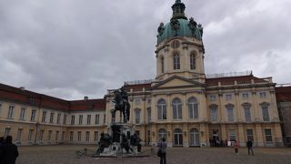 中国や日本の陶磁器が壁面にぎっしり