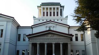 ギリシャ神殿風の外観