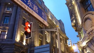 南京東路の北側を走る通りで、レンガ造りの歴史建築など残ります。