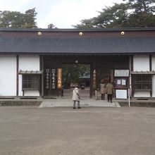 ここが毛越寺の入口です