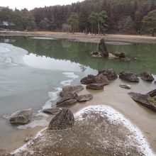 出島石組と池中立石です。