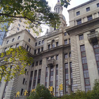 周りの建物が大きすぎて…でも威厳があります。