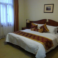 ベッドも広い。奥行きより幅のほうが広い(笑)。