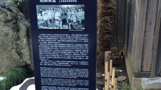 ビル街に突然出現する日本家屋