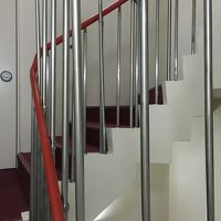 船を彷彿させる階段。