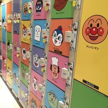 アンパンマンのロッカー、2階には赤ちゃんスペースあり