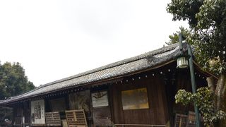 奉納された額等を飾る