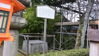 南楼門の南側から向かって左側にあります