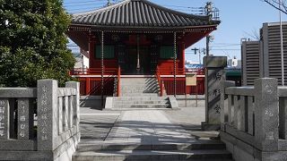 観音堂参拝、参道の入口に建つお堂