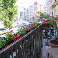 鼻の飾られたテラスからは、ベオグラード本駅の眺望